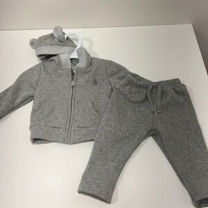 Baby gap size 3 to 6 month to pieces, sweat, jacket, and sweatpants